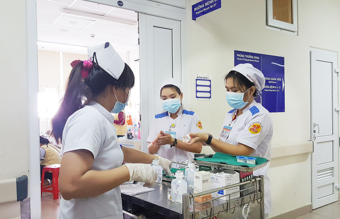 Sinh viên ngành Điều dưỡng Trường Cao đẳng Viễn Đông thực tập tại Bệnh viện Chợ Rẫy. (Ảnh: Website trường) Sinh viên ngành Điều dưỡng Trường Cao đẳng Viễn Đông thực tập tại Bệnh viện Chợ Rẫy. (Ảnh: Website trường)