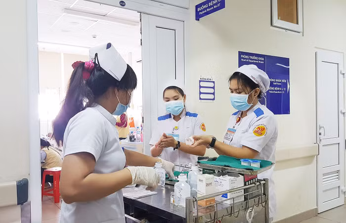 Sinh viên ngành Điều dưỡng Trường Cao đẳng Viễn Đông thực tập tại Bệnh viện Chợ Rẫy. (Ảnh: Website trường)
