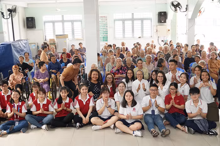 Giải Đặc biệt của cuộc thi “NHGer’s Story” đã thuộc về chuyên viên Nguyễn Phái, Đại học Quốc tế Hồng Bàng, với video hành trình lan tỏa yêu thương trong chuyến thiện nguyện mang xuân yêu thương đến viện dưỡng lão trong dịp Tết Canh Tý