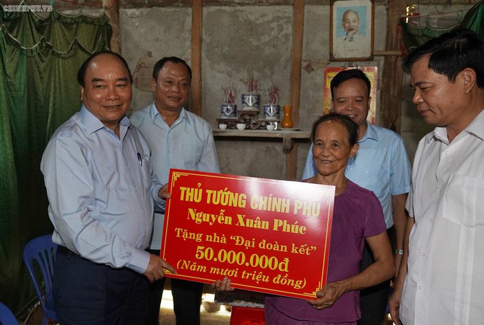 Thủ tướng Nguyễn Xuân Phúc thăm hỏi, trao tặng 2 nhà “Đại đoàn kết” cho hộ nghèo, hộ gia đình chính sách của tỉnh Bắc Kạn, ngày 24/08/2019. Ảnh VGP/Quang Hiếu Thủ tướng Nguyễn Xuân Phúc thăm hỏi, trao tặng 2 nhà “Đại đoàn kết” cho hộ nghèo, hộ gia đình chính sách của tỉnh Bắc Kạn, ngày 24/08/2019. Ảnh VGP/Quang Hiếu