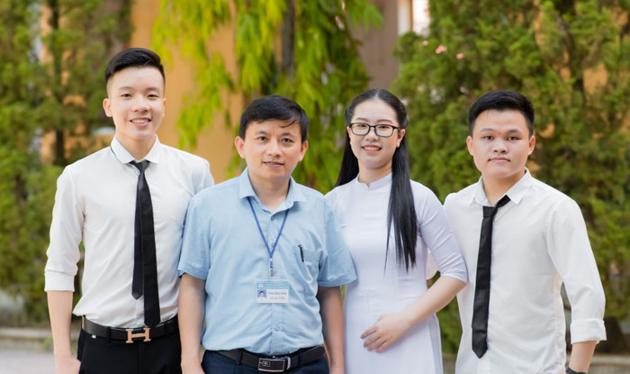 Nguyễn Đăng Phúc (bên trái) cùng thầy giáo và bạn bè. (Ảnh: Nhân vật cung cấp) Nguyễn Đăng Phúc (bên trái) cùng thầy giáo và bạn bè. (Ảnh: Nhân vật cung cấp)