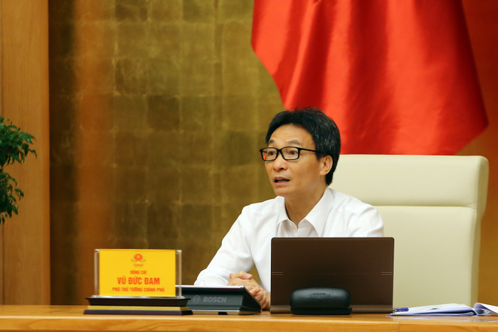 Phó Thủ tướng Vũ Đức Đam cho rằng bối cảnh dịch bệnh tiềm ẩn nhiều nguy cơ, chúng ta phải triển khai đồng bộ các biện pháp để “chung sống an toàn với dịch”. Ảnh: VGP/Đình Nam Phó Thủ tướng Vũ Đức Đam cho rằng bối cảnh dịch bệnh tiềm ẩn nhiều nguy cơ, chúng ta phải triển khai đồng bộ các biện pháp để “chung sống an toàn với dịch”. Ảnh: VGP/Đình Nam