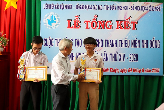 Học sinh iSchool Ninh Thuận sáng tạo chuồng nuôi heo tự động, sản xuất điện ảnh 3 Học sinh iSchool Ninh Thuận sáng tạo chuồng nuôi heo tự động, sản xuất điện ảnh 3