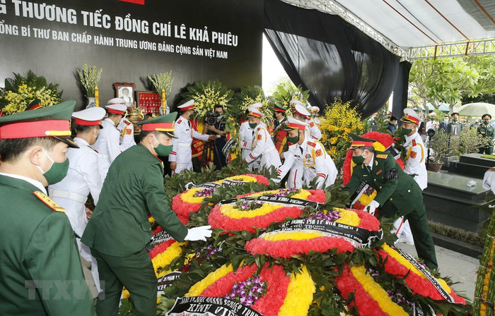 Đội nghi lễ Quân đội đặt các vòng hoa lên mộ phần của nguyên Tổng Bí thư Lê Khả Phiêu. (Ảnh: Doãn Tấn/TTXVN) Đội nghi lễ Quân đội đặt các vòng hoa lên mộ phần của nguyên Tổng Bí thư Lê Khả Phiêu. (Ảnh: Doãn Tấn/TTXVN)