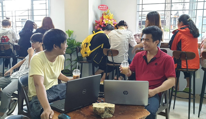 Là một trong những sinh viên đến sớm nhất, Võ Tấn Đạt, sinh viên năm 4 khoa Điện tử Tin học, Đại học Sài Gòn cho biết: “Nghe cà phê thật nên em muốn thử ngay. Quán cà phê đầu tiên ở đây nên em cũng muốn được check-in đầu tiên. Em gọi cà phê sữa, vị rất đậm và thơm, giá lại vô cùng sinh viên”. Là một trong những sinh viên đến sớm nhất, Võ Tấn Đạt, sinh viên năm 4 khoa Điện tử Tin học, Đại học Sài Gòn cho biết: “Nghe cà phê thật nên em muốn thử ngay. Quán cà phê đầu tiên ở đây nên em cũng muốn được check-in đầu tiên. Em gọi cà phê sữa, vị rất đậm và thơm, giá lại vô cùng sinh viên”.