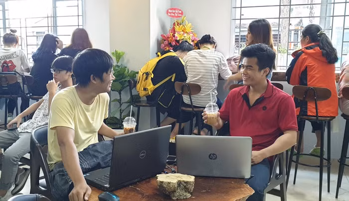 Là một trong những sinh viên đến sớm nhất, Võ Tấn Đạt, sinh viên năm 4 khoa Điện tử Tin học, Đại học Sài Gòn cho biết: “Nghe cà phê thật nên em muốn thử ngay. Quán cà phê đầu tiên ở đây nên em cũng muốn được check-in đầu tiên. Em gọi cà phê sữa, vị rất đậm và thơm, giá lại vô cùng sinh viên”.