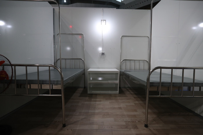 Cận cảnh buồng bệnh sẵn sàng cho cuộc chiến đẩy lùi Covid. Cận cảnh buồng bệnh sẵn sàng cho cuộc chiến đẩy lùi Covid.