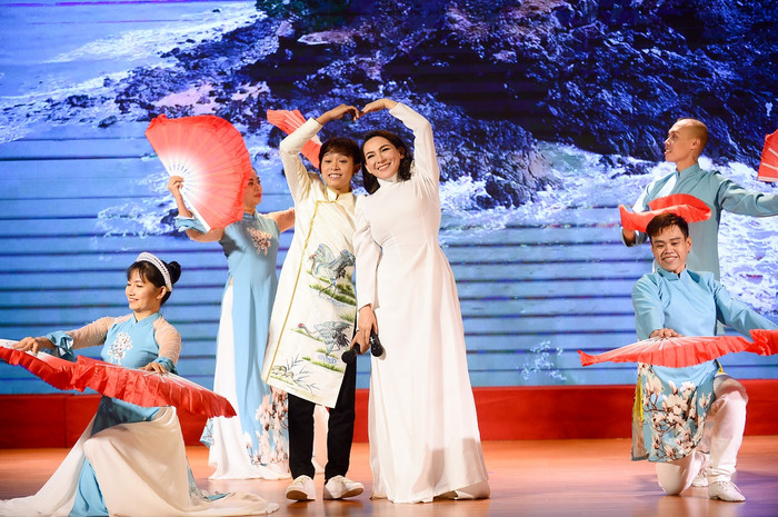 Liên khúc những bài ca về quê hương Việt Nam của ca sĩ Phi Nhung và em Hồ Văn Cường, phụ huynh học sinh của Trường Hội nhập Quốc tế iSchool Liên khúc những bài ca về quê hương Việt Nam của ca sĩ Phi Nhung và em Hồ Văn Cường, phụ huynh học sinh của Trường Hội nhập Quốc tế iSchool