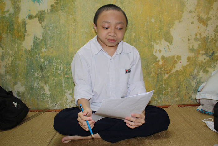 Nguyễn Đức Quân bị mắc căn bệnh xương thủy tinh từ khi còn nhỏ. (Ảnh: Nhân vật cung cấp)