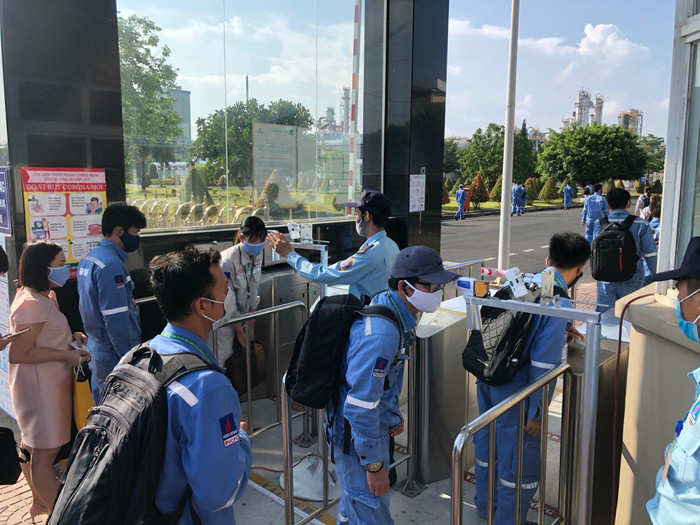 Giữ khoảng cách khi đo thân nhiệt ở Nhà máy Đạm Cà Mau. Giữ khoảng cách khi đo thân nhiệt ở Nhà máy Đạm Cà Mau.