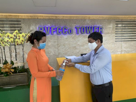 Tiến hành khử khuẩn khi vào làm việc tại toà nhà PVFCCo. Tiến hành khử khuẩn khi vào làm việc tại toà nhà PVFCCo.