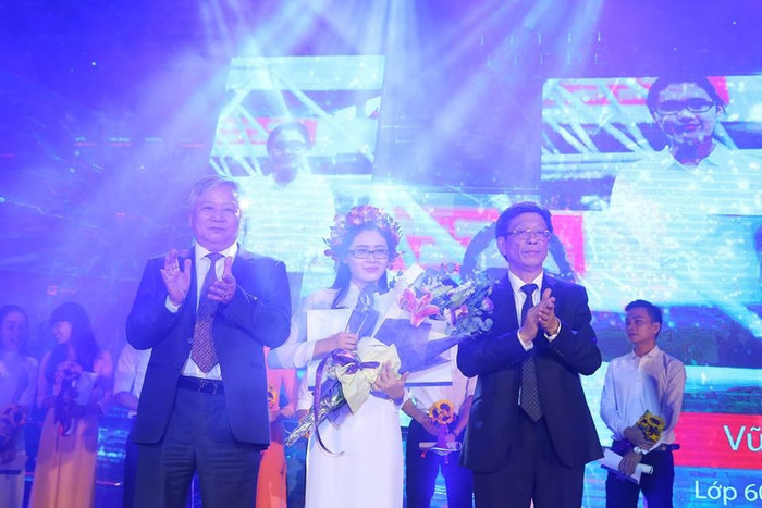 Vũ Thị Hồng Nhung giành giải thưởng CDC-2017 của tập đoàn COTANA group dành cho sinh viên xuất sắc nhất Trường Đại học Xây dựng. (Ảnh: Nhân vật cung cấp) Vũ Thị Hồng Nhung giành giải thưởng CDC-2017 của tập đoàn COTANA group dành cho sinh viên xuất sắc nhất Trường Đại học Xây dựng. (Ảnh: Nhân vật cung cấp)