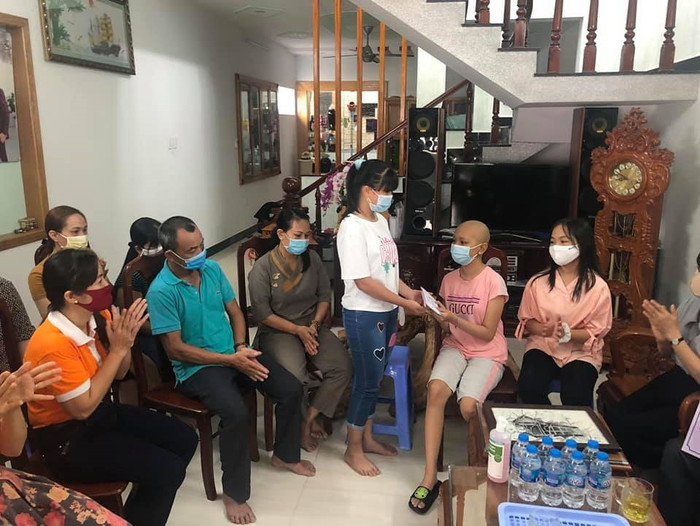 Thầy trò chung sức nâng bước học sinh bị bệnh hiểm nghèo tới trường ảnh 3 Thầy trò chung sức nâng bước học sinh bị bệnh hiểm nghèo tới trường ảnh 3