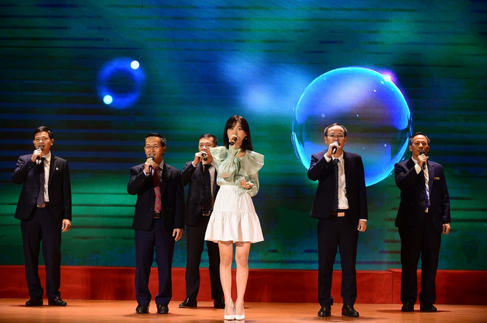 Màn trình diễn kết hợp đặc biệt của Han Sara và Ban giám hiệu các trường Đại học thuộc NHG trong ca khúc “Mỗi ngày tôi chọn một niềm vui” Màn trình diễn kết hợp đặc biệt của Han Sara và Ban giám hiệu các trường Đại học thuộc NHG trong ca khúc “Mỗi ngày tôi chọn một niềm vui”