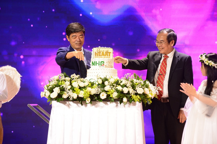 Đại diện lãnh đạo NHG thực hiện nghi thức chúc mừng và cắt bánh sinh nhật trong buổi lễ Đại diện lãnh đạo NHG thực hiện nghi thức chúc mừng và cắt bánh sinh nhật trong buổi lễ