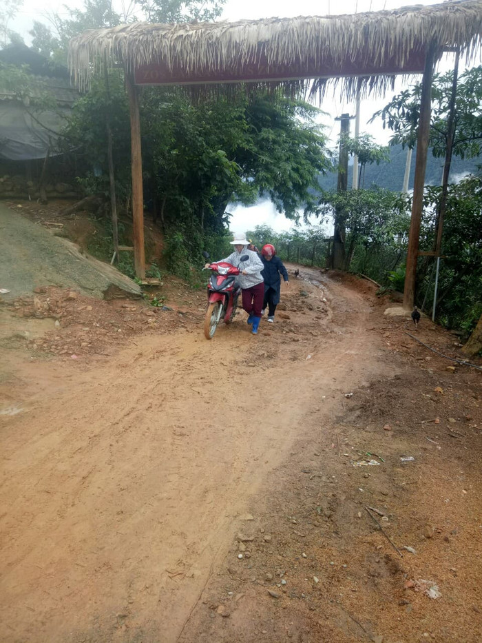 Giáo viên thường xuyên thồ hàng trên những con đường lầy lội để học sinh có bữa ăn no thì phụ huynh mới đồng ý cho con đến trường. (Ảnh: Nhân vật cung cấp) Giáo viên thường xuyên thồ hàng trên những con đường lầy lội để học sinh có bữa ăn no thì phụ huynh mới đồng ý cho con đến trường. (Ảnh: Nhân vật cung cấp)