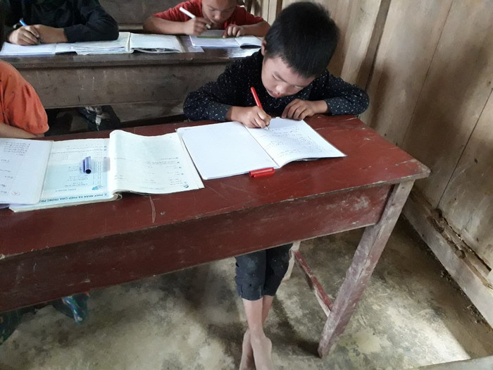 Khi chuyến xe thồ hàng vào được tận trường trong bản thì cũng là lúc cả cô và trò lấm lem bùn đất từ đầu đến chân. (Ảnh: Nhân vật cung cấp) Khi chuyến xe thồ hàng vào được tận trường trong bản thì cũng là lúc cả cô và trò lấm lem bùn đất từ đầu đến chân. (Ảnh: Nhân vật cung cấp)