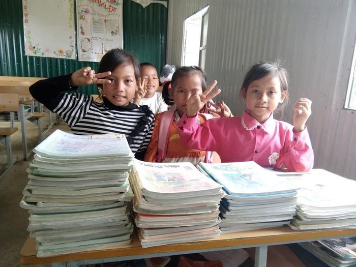 Học sinh vùng cao bên cuốn sách cũ có được qua những lần "đi xin" của các thầy cô giáo. (Ảnh: Nhân vật cung cấp) Học sinh vùng cao bên cuốn sách cũ có được qua những lần "đi xin" của các thầy cô giáo. (Ảnh: Nhân vật cung cấp)