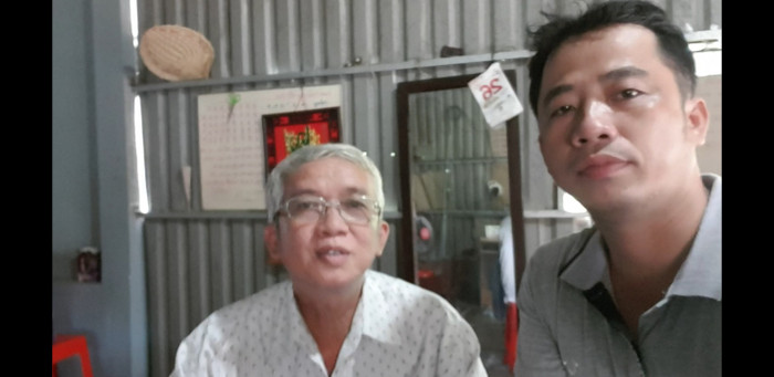 Thầy giáo Châu Sơn Ca (bên phải) đến thăm và xác minh hoàn cảnh thầy Nguyễn Văn Đức giáo viên Trường Trung học phổ thông Huỳnh Thị Hưởng tỉnh An Giang (Ảnh: CTV) Thầy giáo Châu Sơn Ca (bên phải) đến thăm và xác minh hoàn cảnh thầy Nguyễn Văn Đức giáo viên Trường Trung học phổ thông Huỳnh Thị Hưởng tỉnh An Giang (Ảnh: CTV)