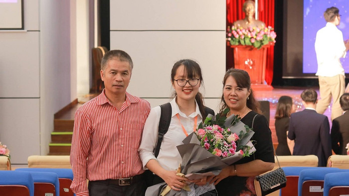 Trần Diệu Hương cùng bố mẹ. (Ảnh: Nhân vật cung cấp) Trần Diệu Hương cùng bố mẹ. (Ảnh: Nhân vật cung cấp)