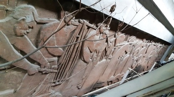 Bức phù điêu bị “nhốt”, 15 năm “năn nỉ” vẫn rơi vào quên lãng (ảnh Baovanhoa.vn) Bức phù điêu bị “nhốt”, 15 năm “năn nỉ” vẫn rơi vào quên lãng (ảnh Baovanhoa.vn)