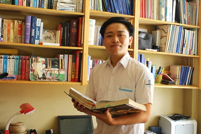 Đồng Ngọc Hà với cuốn Sinh học thần thánh (Ảnh: Kim Anh)