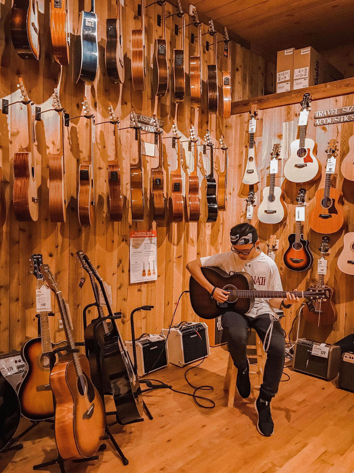 Nhân Thành bên những cây đàn với đam mê của mình khi dịch chưa bùng phát trên đất Mỹ. (Ảnh: NVCC) Nhân Thành bên những cây đàn với đam mê của mình khi dịch chưa bùng phát trên đất Mỹ. (Ảnh: NVCC)