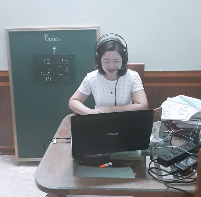 Cô Mạc Lệ Hiền giảng dạy trực tuyến cho các em học sinh lớp 1 (Ảnh: Nhân vật cung cấp)