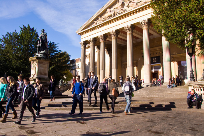 Đại học Bristol với nhiều chương trình học bổng giá trị thu hút nhiều sinh viên quốc tế (Ảnh: website trường).