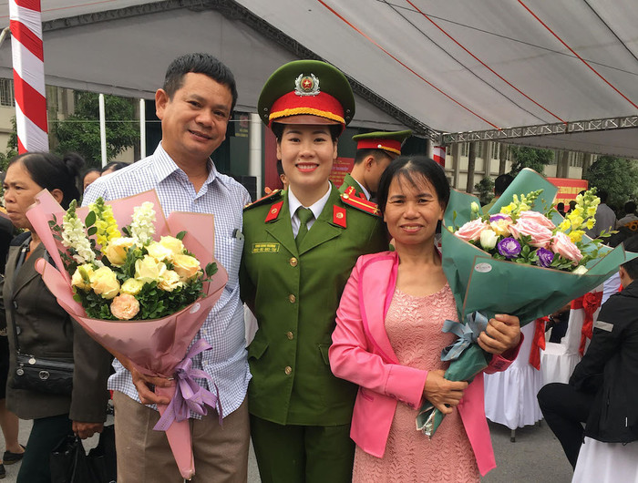 Bố và &quot;mẹ Phương&quot; từ Nghệ An đến chúc mừng lễ tốt nghiệp của Song Thương. (Ảnh: Nhân vật cung cấp)