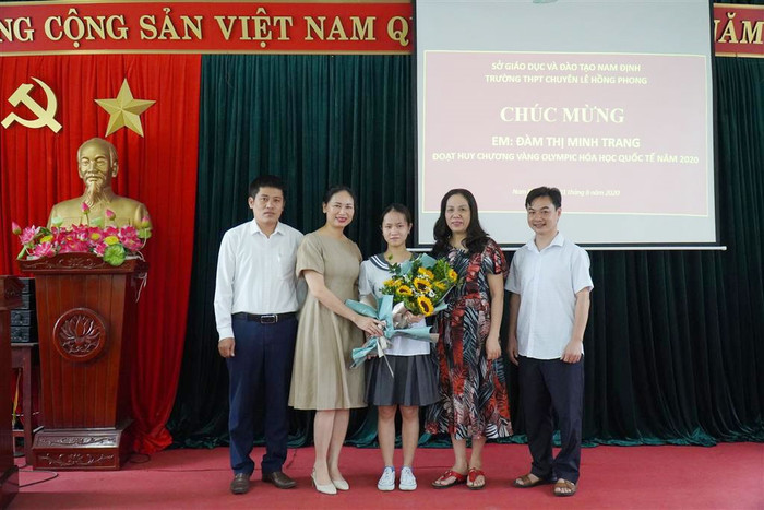 Em Đàm Thị Minh Trang chụp ảnh lưu niệm với Ban giám hiệu Trường Trung học phổ thông Chuyên Lê Hồng Phong. (Ảnh: Trường Trung học phổ thông Chuyên Lê Hồng Phong cung cấp) Em Đàm Thị Minh Trang chụp ảnh lưu niệm với Ban giám hiệu Trường Trung học phổ thông Chuyên Lê Hồng Phong. (Ảnh: Trường Trung học phổ thông Chuyên Lê Hồng Phong cung cấp)