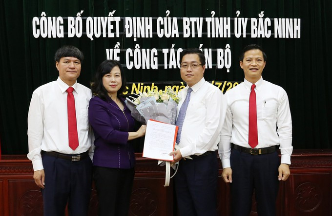 Ông Nguyễn Nhân Chinh (thứ hai từ phải qua) nhận quyết định giữ chức Bí thư Thành ủy Bắc Ninh. Ảnh: Tỉnh đoàn Bắc Ninh. Ông Nguyễn Nhân Chinh (thứ hai từ phải qua) nhận quyết định giữ chức Bí thư Thành ủy Bắc Ninh. Ảnh: Tỉnh đoàn Bắc Ninh.