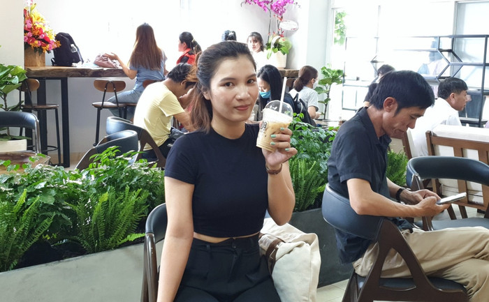 Tuy không phải là sinh viên trường Đại học Sài Gòn nhưng Nguyễn Thị Tường Vi cùng theo bạn bè đến quán. Cô sinh viên năm 3 Đại học Luật Thành phố Hồ Chí Minh gọi món caramel macchiato và cho biết: “Món này rất lạ miệng, thơm nhưng không quá ngọt, nhất là giá lại rất phù hợp với sinh viên tụi em. Em cũng mong cà phê Ông Bầu sớm có mặt tại trường mình để tụi em có không gian họp nhóm thoải mái”. Tuy không phải là sinh viên trường Đại học Sài Gòn nhưng Nguyễn Thị Tường Vi cùng theo bạn bè đến quán. Cô sinh viên năm 3 Đại học Luật Thành phố Hồ Chí Minh gọi món caramel macchiato và cho biết: “Món này rất lạ miệng, thơm nhưng không quá ngọt, nhất là giá lại rất phù hợp với sinh viên tụi em. Em cũng mong cà phê Ông Bầu sớm có mặt tại trường mình để tụi em có không gian họp nhóm thoải mái”.