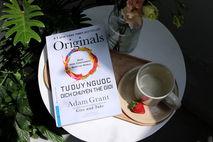 Cuốn sách “Tư duy ngược dịch chuyển thế giới”.