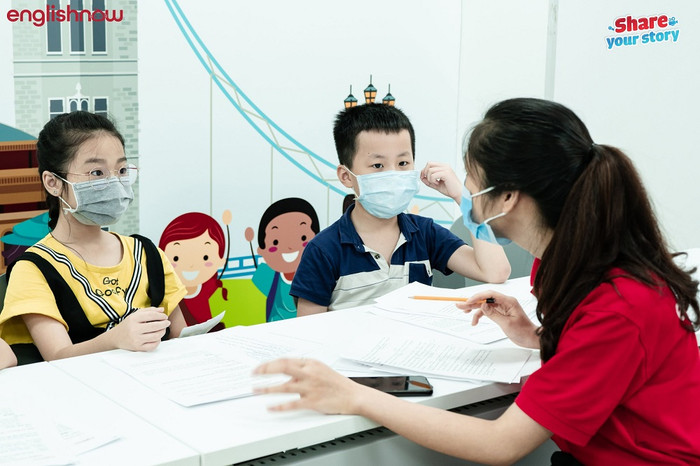 Hà Thanh Uyên - 11 tuổi hào hứng vì bốc thăm chủ đề “Nhà tù Hỏa Lò” chia sẻ: “Con chưa được đến Nhà tù Hỏa Lò bao giờ nên con rất háo hức về phần thi này. Con sẽ cố gắng chuẩn bị thật tốt.” Hà Thanh Uyên - 11 tuổi hào hứng vì bốc thăm chủ đề “Nhà tù Hỏa Lò” chia sẻ: “Con chưa được đến Nhà tù Hỏa Lò bao giờ nên con rất háo hức về phần thi này. Con sẽ cố gắng chuẩn bị thật tốt.”