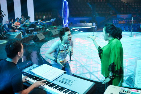 Nữ diva hướng dẫn thí sinh Nguyễn Trần Trung Quân. Nữ diva hướng dẫn thí sinh Nguyễn Trần Trung Quân.