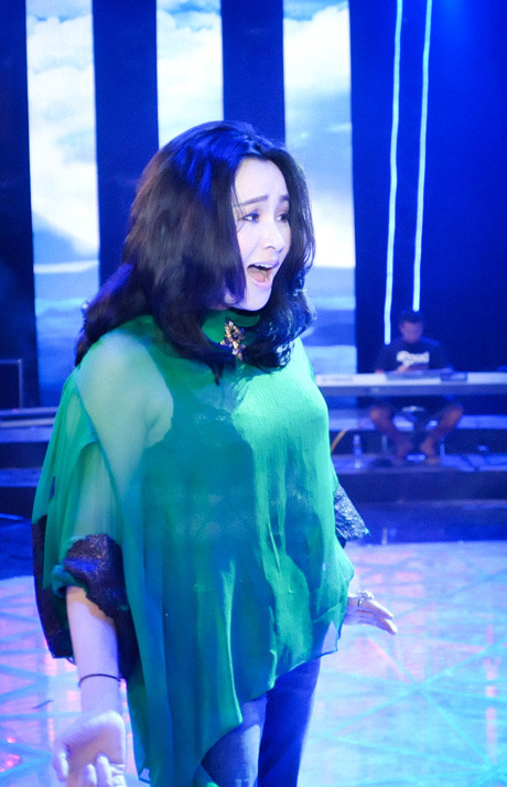 Trong chiếc áo xanh nổi bật, Thanh Lam tận tình giúp đỡ các thí sinh. Trong chiếc áo xanh nổi bật, Thanh Lam tận tình giúp đỡ các thí sinh.