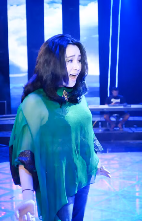 Trong chiếc áo xanh nổi bật, Thanh Lam tận tình giúp đỡ các thí sinh.