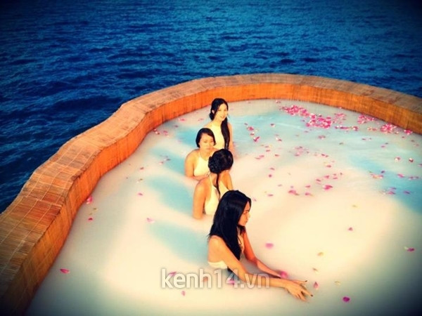 Diễm My còn ghi chú đây là cảnh quay "tắm sữa dê" của các mỹ nhân trong bộ phim này. Diễm My còn ghi chú đây là cảnh quay "tắm sữa dê" của các mỹ nhân trong bộ phim này.