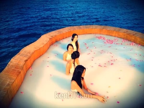 Diễm My còn ghi chú đây là cảnh quay "tắm sữa dê" của các mỹ nhân trong bộ phim này.