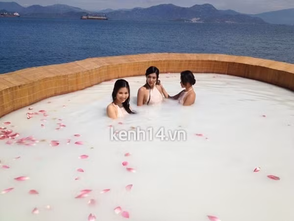 Tuy nhiên, có lẽ do không cẩn thận khi chụp ảnh, nữ diễn viên đã vô tình để "rò rỉ" ra hai tấm ảnh lộ cả vòng 1 khá rõ của mình và Ngọc Quyên. (Theo Kênh 14)