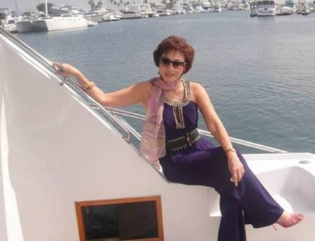 Mỗi một bộ trang phục, Yvonne Thúy Hoàng lại kết hợp cùng một chiếc khăn voan mỏng khác nhau Mỗi một bộ trang phục, Yvonne Thúy Hoàng lại kết hợp cùng một chiếc khăn voan mỏng khác nhau