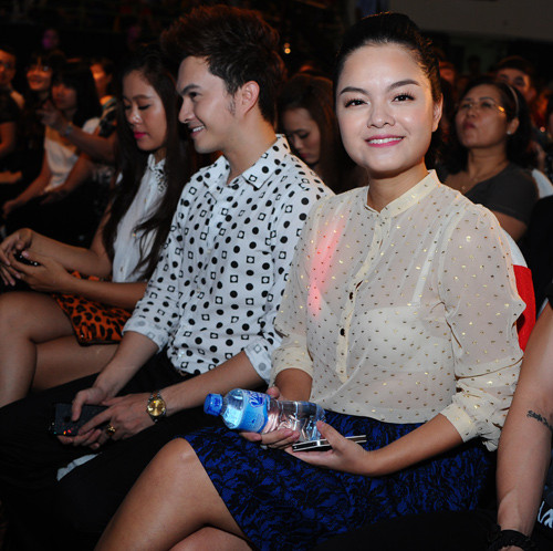 Phạm Quỳnh Anh có vẻ như chưa lấy lại được vóc dáng của mình sau sinh, cách lựa chọn trang phục và trang điểm của cô cũng khiến người nhìn có cảm giác nặng nề và mệt nhọc.