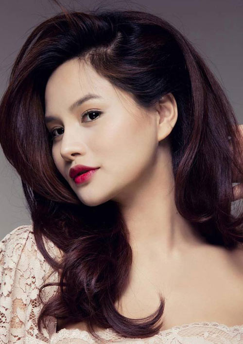 Hiện tại, khuôn mặt của siêu mẫu có nhiều nét đẹp hơn với cằm thon, mắt sắc.