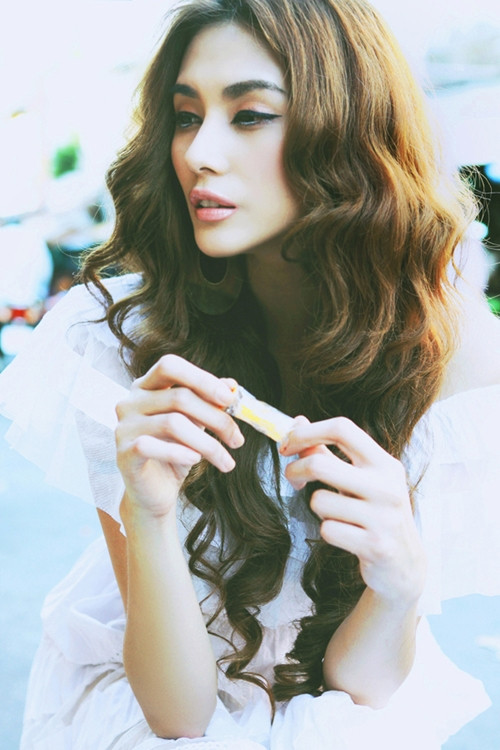 Và bây giờ cũng "gọt" để khuôn mặt sắc cạnh hơn.