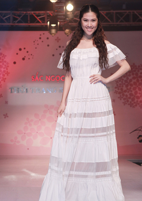 Và cô cũng thích cằm chữ V như thích hàng hiệu?