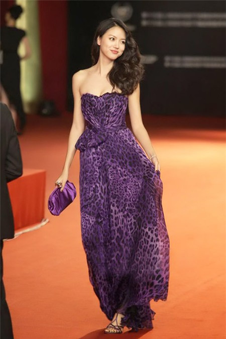 Trương Tử Lâm thường làm tóc xoăn nhẹ và xõa tự nhiên Trương Tử Lâm thường làm tóc xoăn nhẹ và xõa tự nhiên