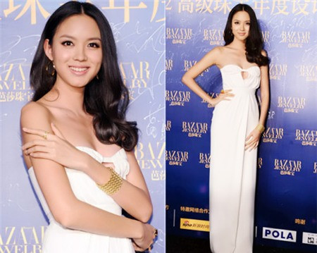 Trương Tử Lâm cũng không từ những chiếc váy có thiết kế cổ gợi cảm. Nhưng người đẹp không cố gắng chèn thật chặt, ép thật cao vòng 1 khiến người khác cảm thấy phản cảm Trương Tử Lâm cũng không từ những chiếc váy có thiết kế cổ gợi cảm. Nhưng người đẹp không cố gắng chèn thật chặt, ép thật cao vòng 1 khiến người khác cảm thấy phản cảm