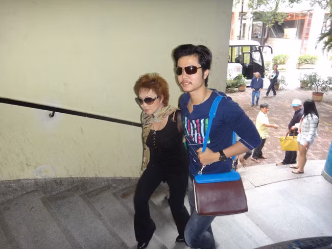 Chiếc khăn xuất hiện cùng Yvonne Thúy Hoàng mọi lúc mọi nơi Chiếc khăn xuất hiện cùng Yvonne Thúy Hoàng mọi lúc mọi nơi