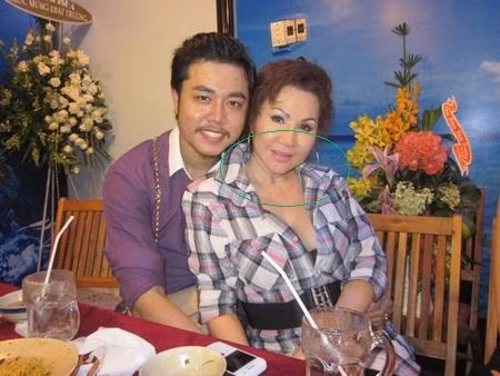 Có vẻ như đó là sở thích riêng của người phụ nữ U50 này, nhưng công dụng che đi vùng da cổ đã nhăm nhúm lại vì tuổi tác. Có vẻ như đó là sở thích riêng của người phụ nữ U50 này, nhưng công dụng che đi vùng da cổ đã nhăm nhúm lại vì tuổi tác.